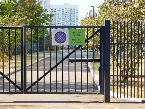 Забор вокруг многоквартирного дома: нормы и правила